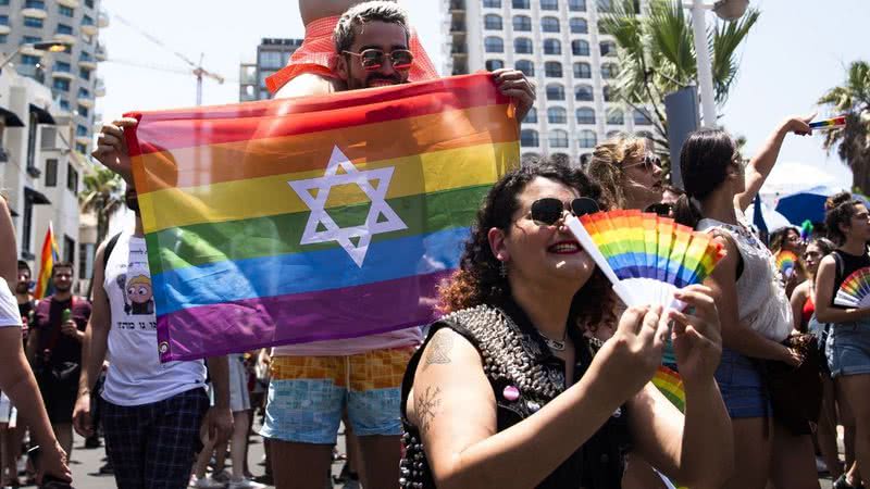 Passeada LGBTQIA+ marca cores de arcoíris em bandeira de Israel