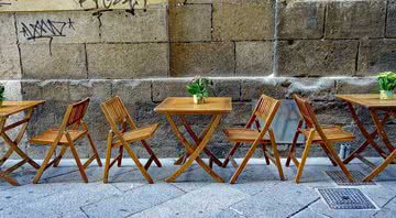 Mesas ao ar livre vazias, em alusão à quarentena - Divulgação/Pixabay