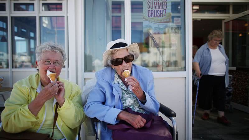 Idosas comendo sorvete na Inglaterra, em 2014 - Peter Macdiarmid/Getty Images