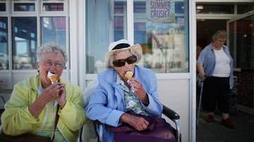 Idosas comendo sorvete na Inglaterra, em 2014 - Peter Macdiarmid/Getty Images