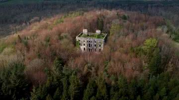 Imagem aérea de mansão abandonada - Divulgação / YouTube /  SuperFly Ireland