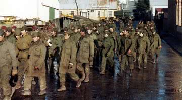 Soldados argentinos capturados em Porto Stanley durante o conflito - Domínio Público/ Creative Commons/ Wikimedia Commons