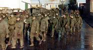 Soldados argentinos capturados em Porto Stanley durante o conflito - Domínio Público/ Creative Commons/ Wikimedia Commons