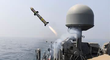 Imagem ilustrativa de míssil marinho sendo lançado - Divulgação / US. Navy