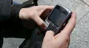 Usuário tecla em Blackberry em 2007 - Getty Images