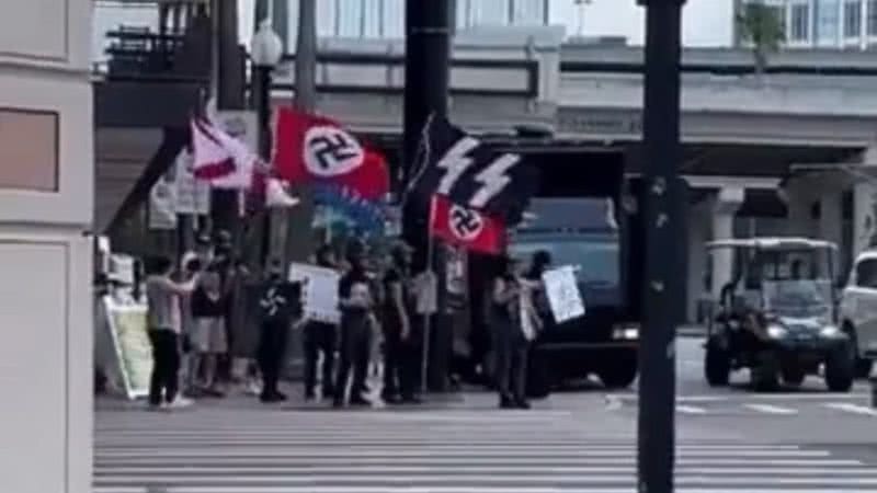 Grupo nazista faz protestos nos Estados Unidos - Reprodução/Twitter/reporterenato