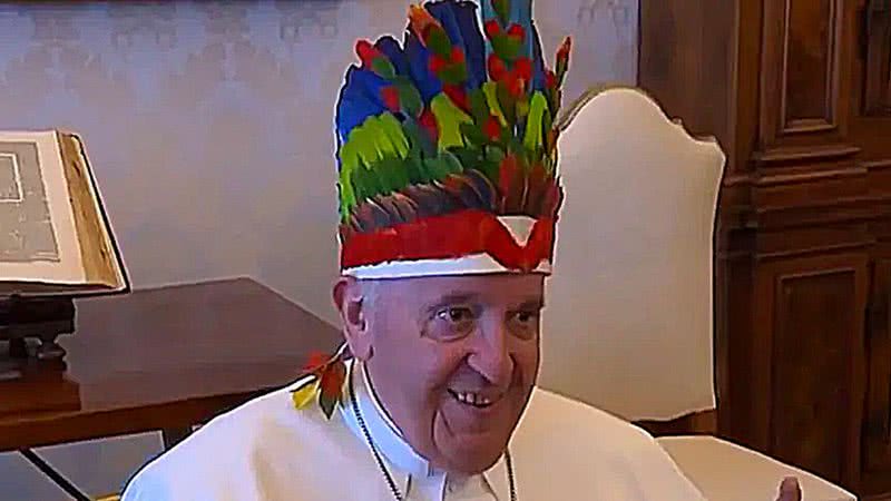 Papa usando um cocar - Divulgação / Vatican News