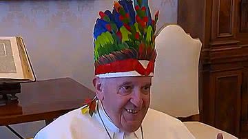 Papa usando um cocar - Divulgação / Vatican News