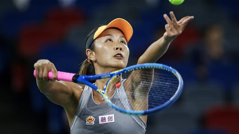 Peng Shuai em meio a uma partida de tênis - Getty Images