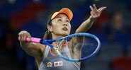 Peng Shuai em meio a uma partida de tênis - Getty Images