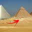 Montagem relaciona pirâmide branca com estado atual de pirâmides no Egito