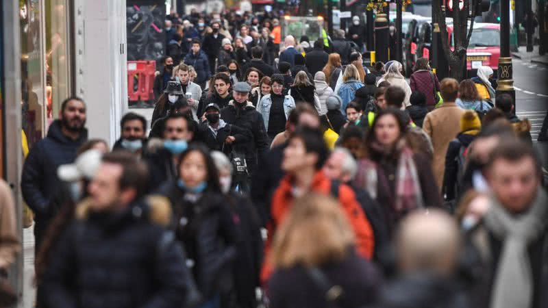 Multidão em Londres em dezembro de 2020 - Peter Summers/Getty Images