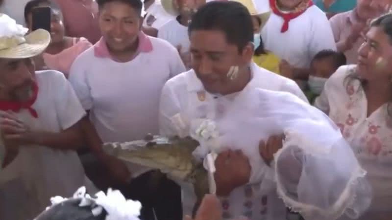Victor Hugo Sosa, prefeito de San Pedro Huamelula, durante casamento com jacaré - Reprodução/Vídeo