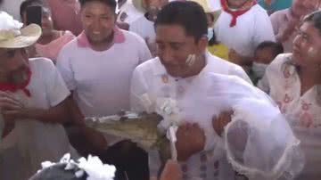 Victor Hugo Sosa, prefeito de San Pedro Huamelula, durante casamento com jacaré - Reprodução/Vídeo