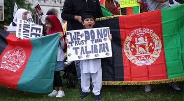 Afegãos pedem ajuda diplomática ao país-natal em protesto no Reino Unido - Getty Images