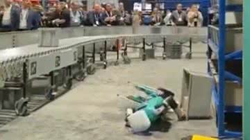 Imagem do momento em que robô cai em vídeo - Reprodução/Vídeo/Twitter