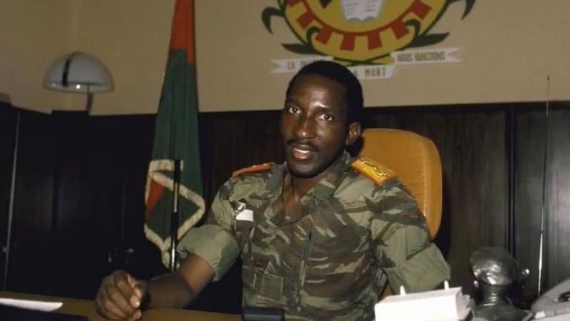 Thomas Sankara sentado em seu escritório - Divulgação / YouTube / Sob Metamorfose