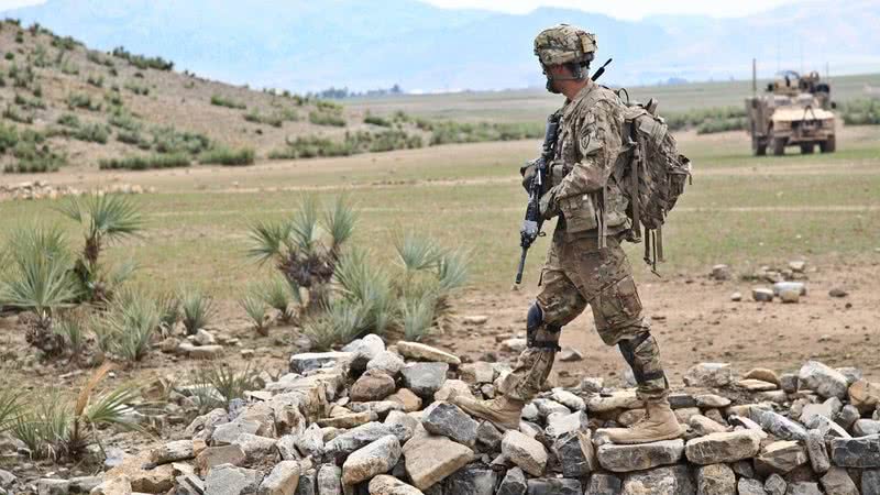 Fotografia meramente ilustrativa de soldado portando arma
