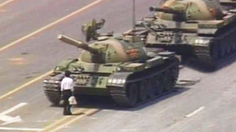 Homem se posiciona em frente de fileira de tanques de guerra em 1989 - Divulgação / YouTube / Museu de Imagens