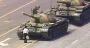 Homem se posiciona em frente de fileira de tanques de guerra em 1989 - Divulgação / YouTube / Museu de Imagens