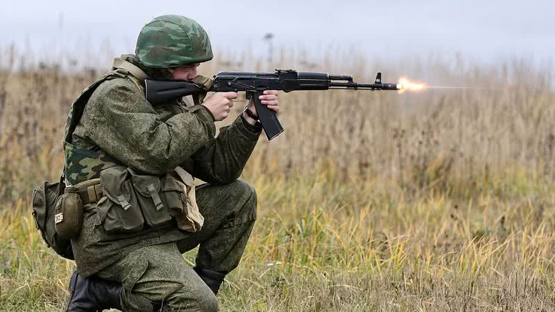 Militar russo com uma arma do tipo fuzil AK-74
