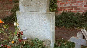 Ann Kear no túmulo do irmão - Reprodução/Youtube/BBC