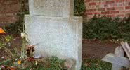 Ann Kear no túmulo do irmão - Reprodução/Youtube/BBC