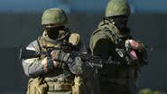 Fotografia de soldados na região da Crimeia, na Ucrânia - Getty Images