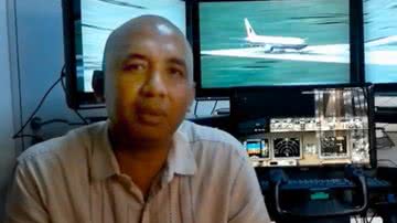 O piloto Zaharie Ahmad Shah, em sua casa, com seu simulador de voo - Divulgação/Youtube