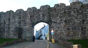 Muralha de Caernarfon - Wikimedia Commons