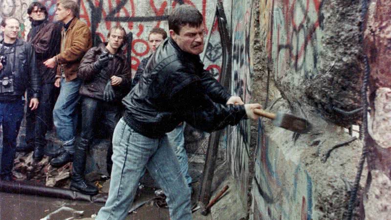 Homem com marreta no dia da Queda do Muro de Berlim, em 1989 - Divulgação