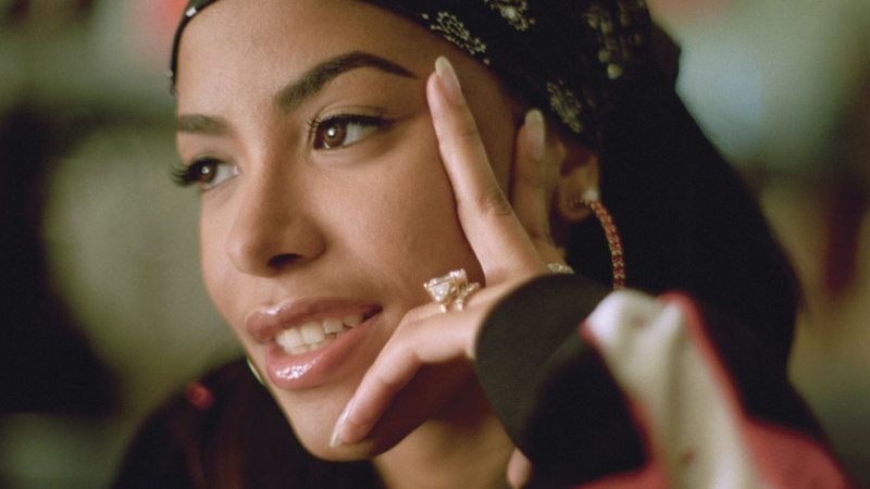 Retrato fotográfico da cantora Aaliyah - Wikimedia Commons