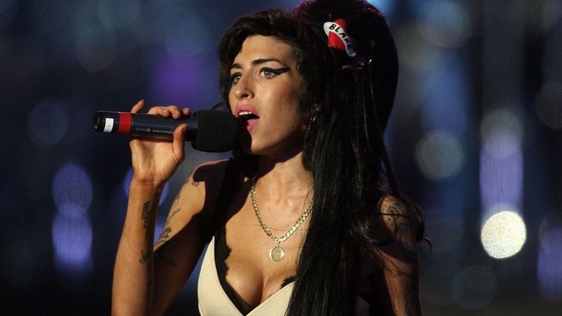 Amy Winehouse durante apresentação em Londres em 2008 - Getty Images