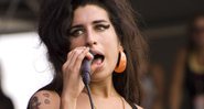 Amy Winehouse no palco - Wikimedia Commons