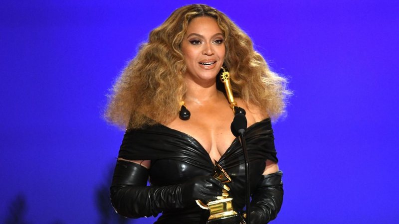 Beyoncé recebe prêmio durante o evento - Getty Images