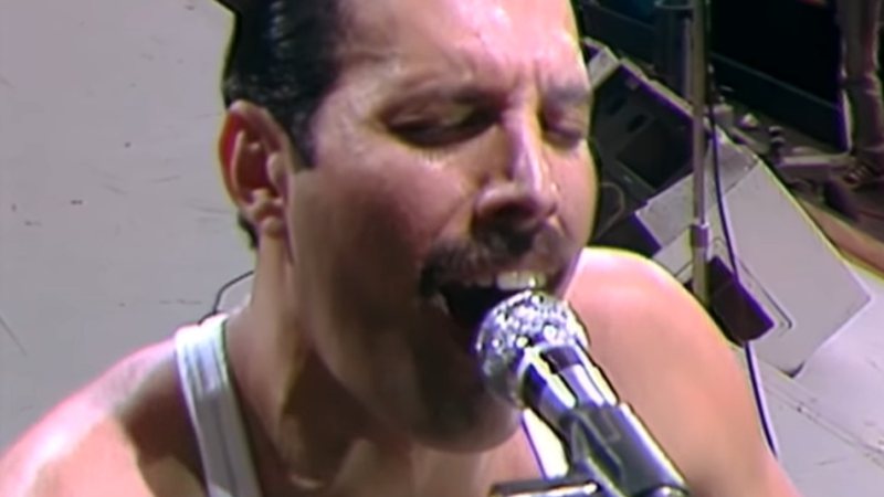Freddie Mercury durante icônica apresentação de 'Bohemian Rhapsody', em 1985 - Reprodução/Vídeo/YouTube