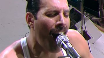 Freddie Mercury durante icônica apresentação de 'Bohemian Rhapsody', em 1985 - Reprodução/Vídeo/YouTube