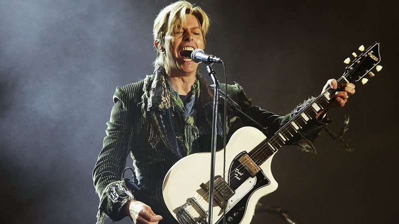 David Bowie durante apresentação em 2004