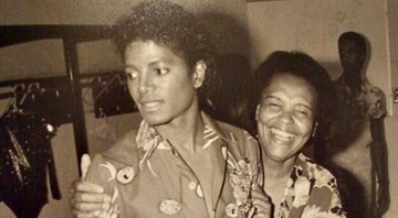 Remy abraçada com Michael Jackson - Arquivo pessoal
