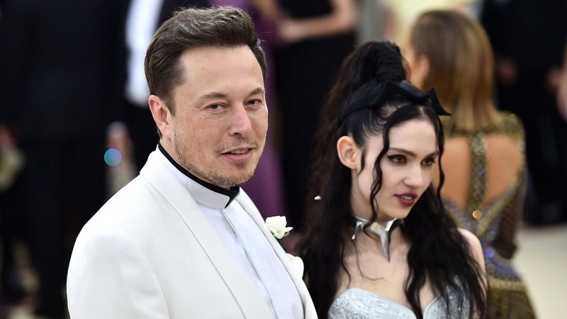 Grimes e Elon em evento - Getty Images