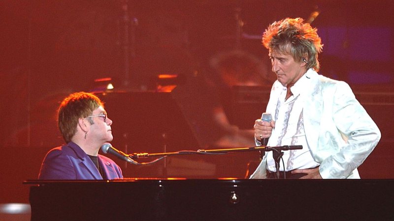Elton John e Rod Stewart juntos em apresentação em 2002 - Getty Images