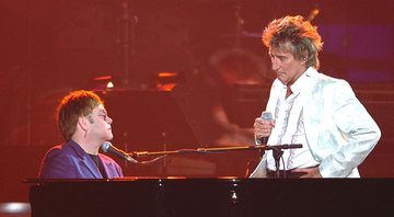 Elton John e Rod Stewart juntos em apresentação em 2002 - Getty Images