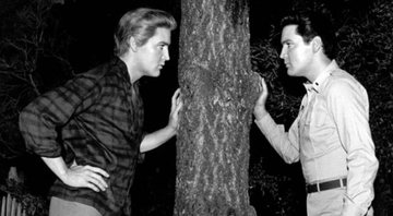 Cena de Elvis Presley no filme "Kissin Cousins", onde é interprete de dois papeis - Divulgação / MGM