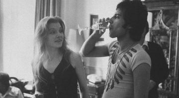 Freddie Mercury e Mary Austin em uma festa na casa do cantor em 1977 - Getty Images