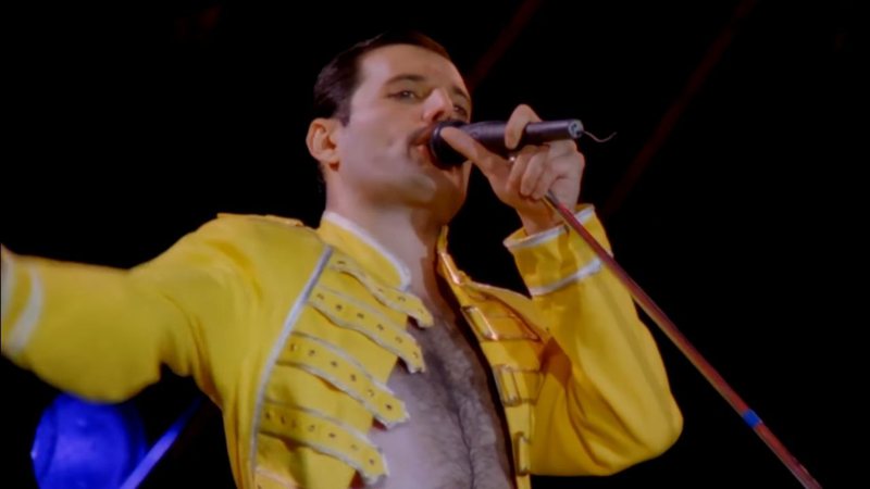 Freddie Mercury em apresentação da banda Queen, na Hungria - Divulgação/Youtube
