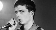 Cantor e compositor Ian Curtis - Wikimedia Commons