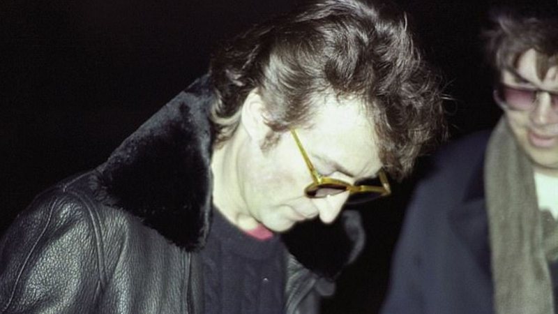 John Lennon autografando disco para Mark Chapman, seu assassino - Divulgação/Youtube