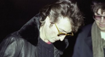John Lennon autografando disco para Mark Chapman, seu assassino - Divulgação