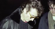 John Lennon autografando disco para Mark Chapman, seu assassino - Divulgação