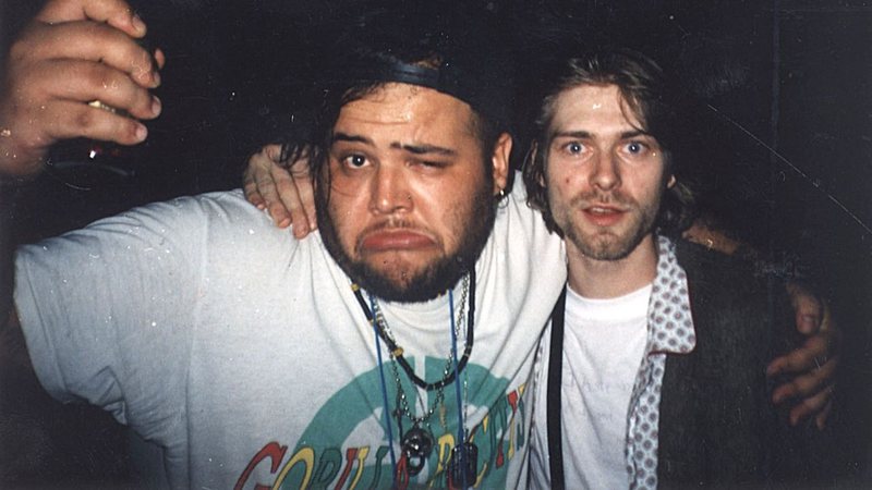 João com Kurt (esq.) e com outros membros do Nirvana, Krist Novoselic e Dave Grohl (dir.) - Arquivo Pessoal / João Gordo